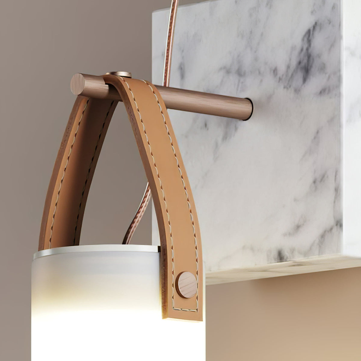 Galerie aplique de pared Fontana con vidrio, cuero y mármol