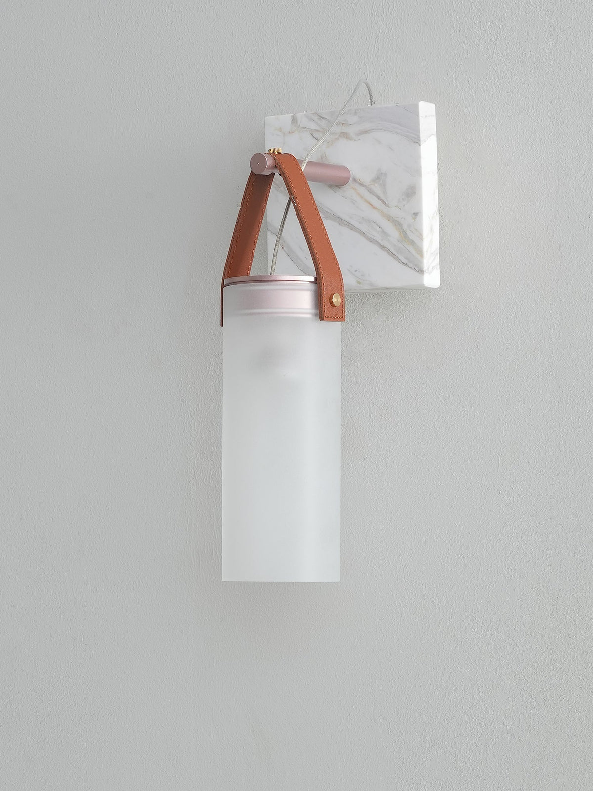 Galerie aplique de pared Fontana con vidrio, cuero y mármol