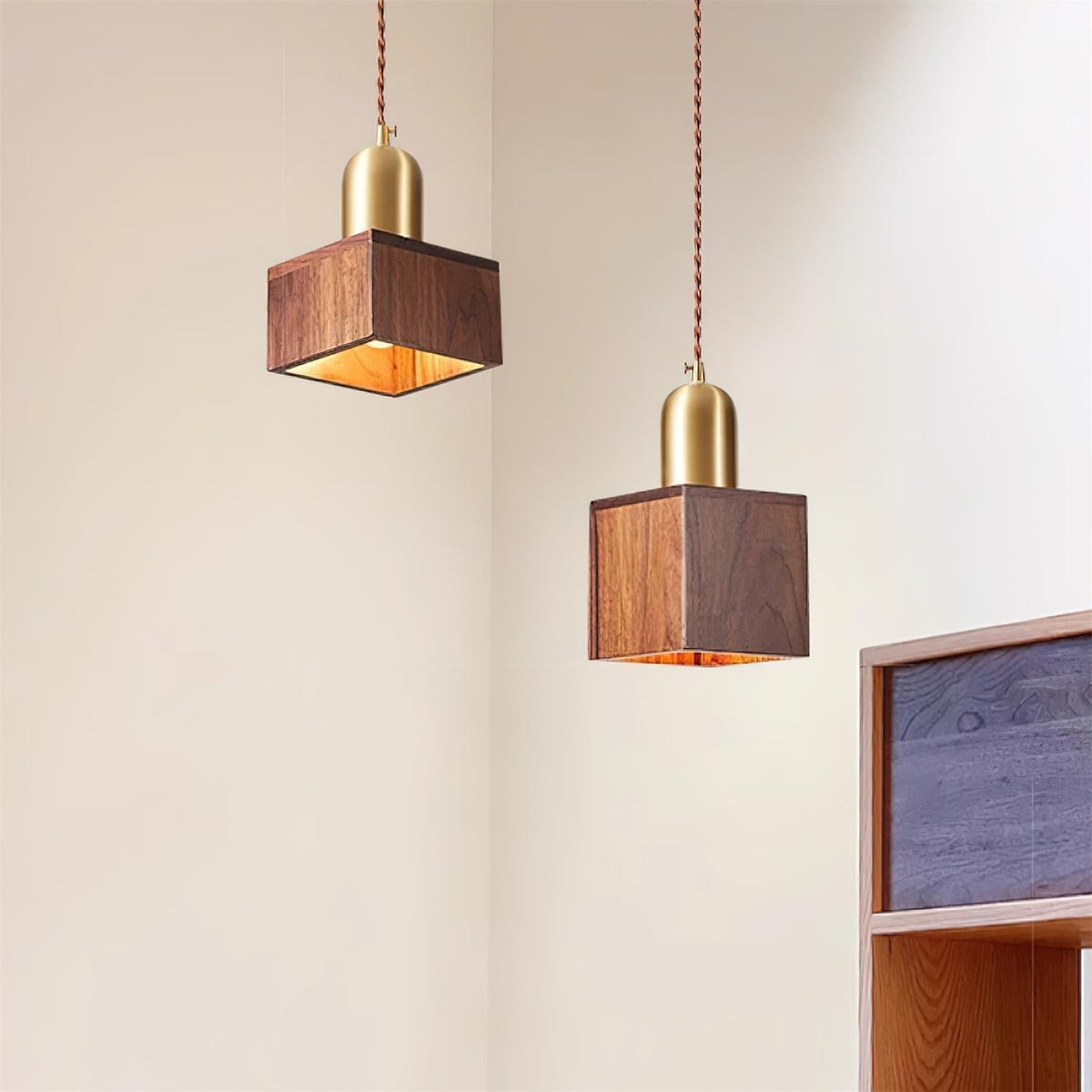 Lámpara colgante de madera en varios formatos, en madera maciza y latón