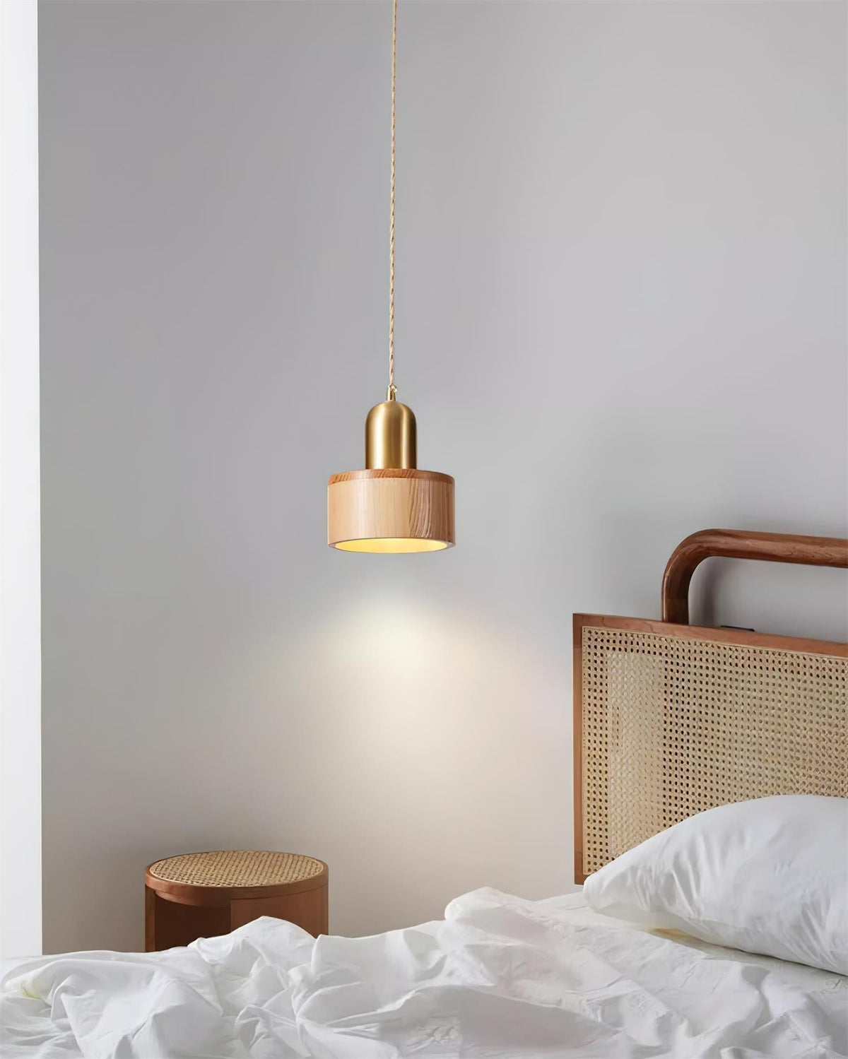 Lámpara colgante de madera en varios formatos, en madera maciza y latón