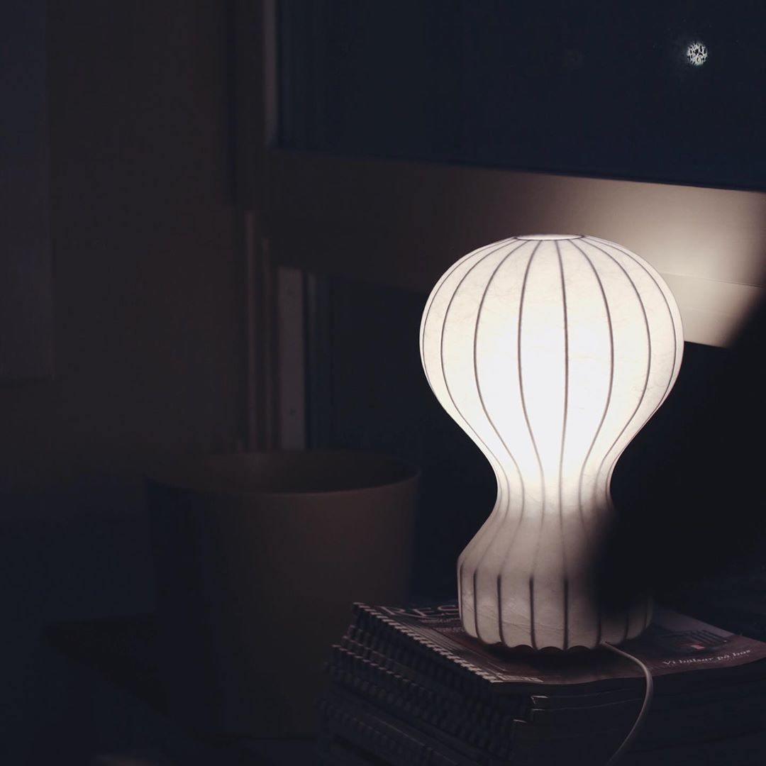 Lirove lámpara de mesa escultórica de acero