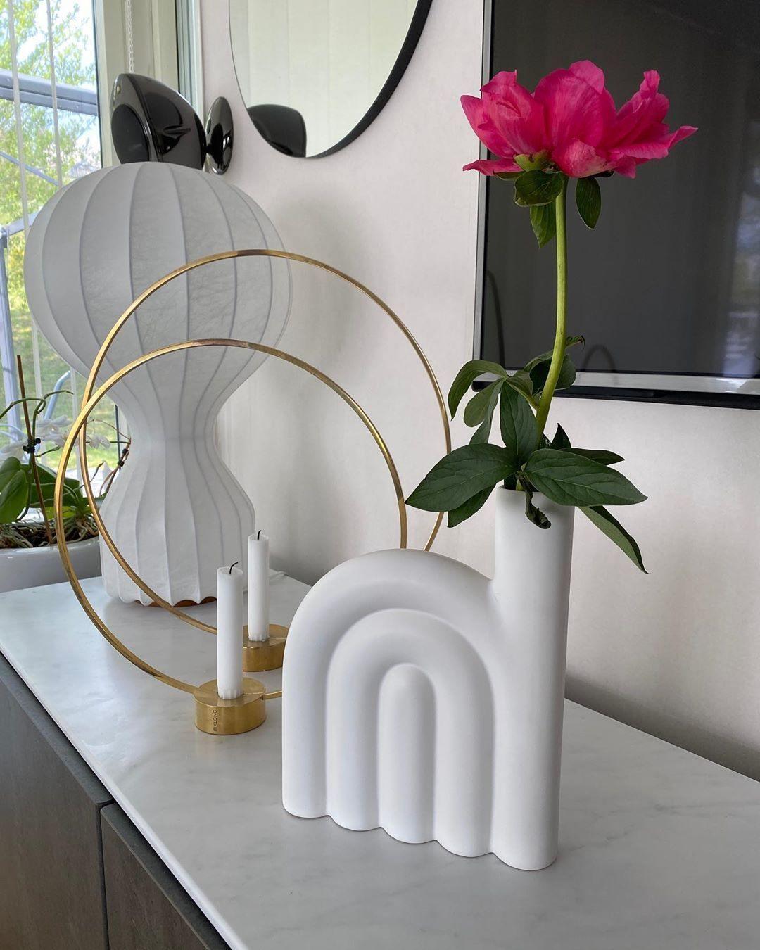 Lirove lámpara de mesa escultórica de acero