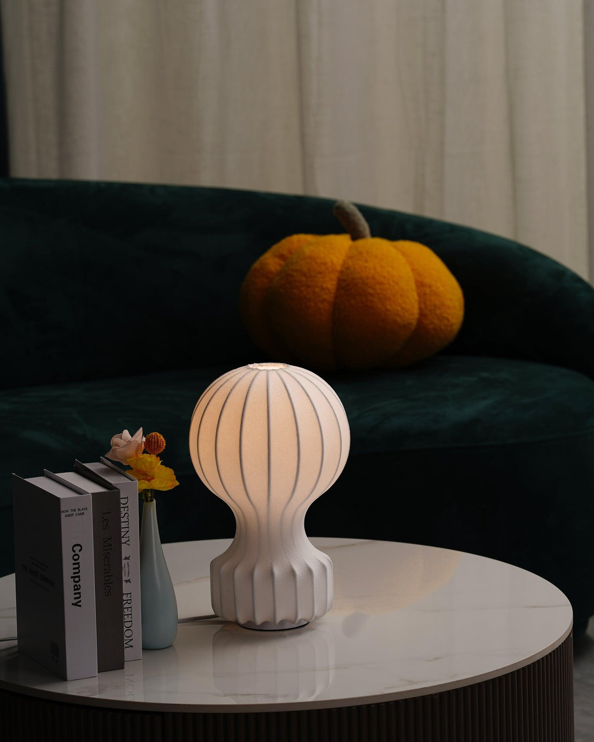 Lirove lámpara de mesa escultórica de acero