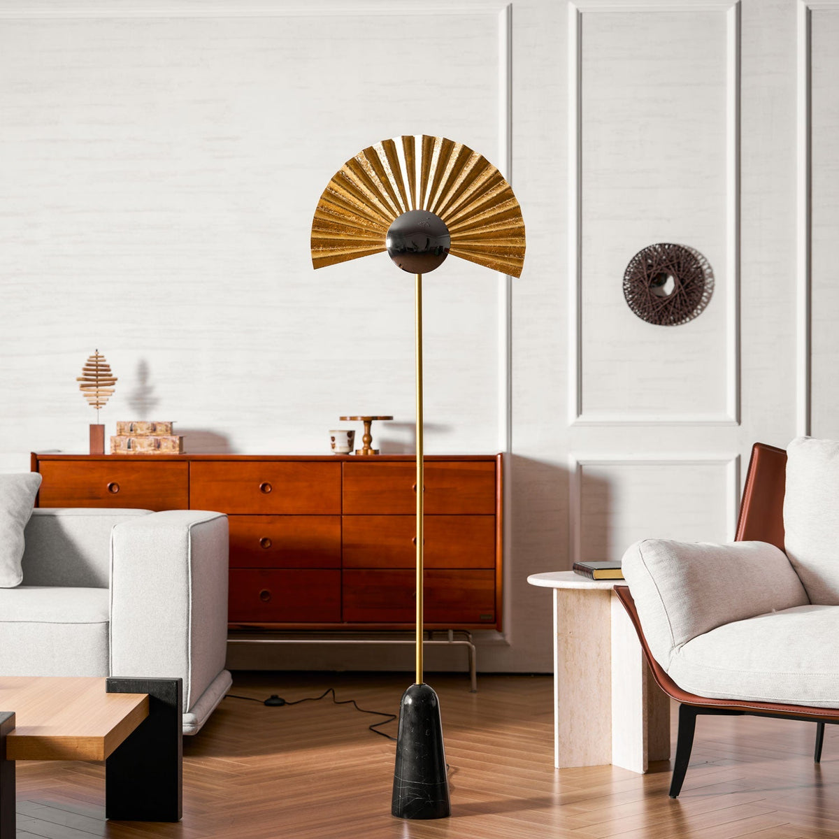 Solvaar lámpara de pie con pantalla de ventilador dorada plisada