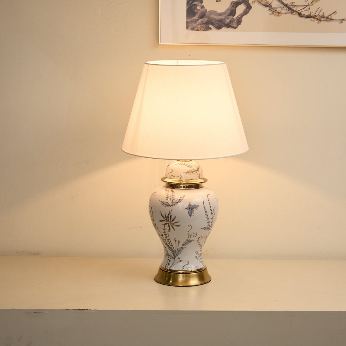 Gilt lámpara de mesa con detalles en cerámica