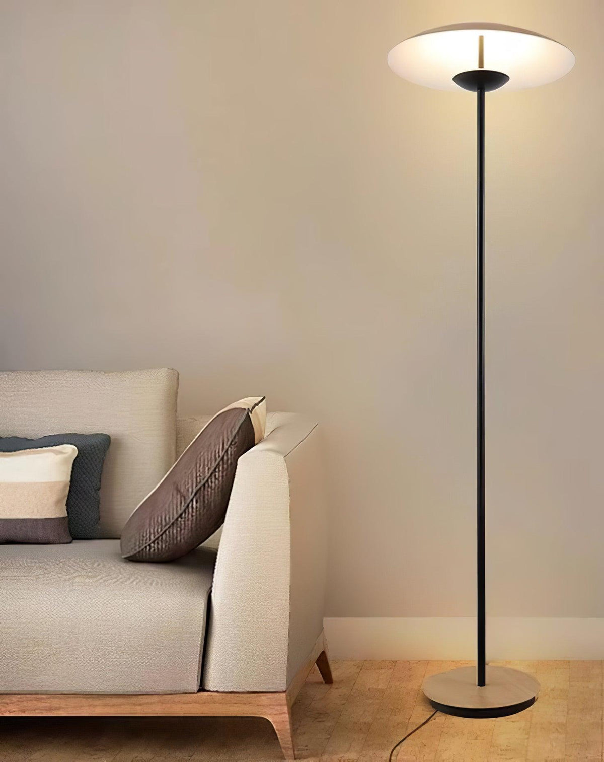 Ferinira lámpara de pie minimalista de aluminio