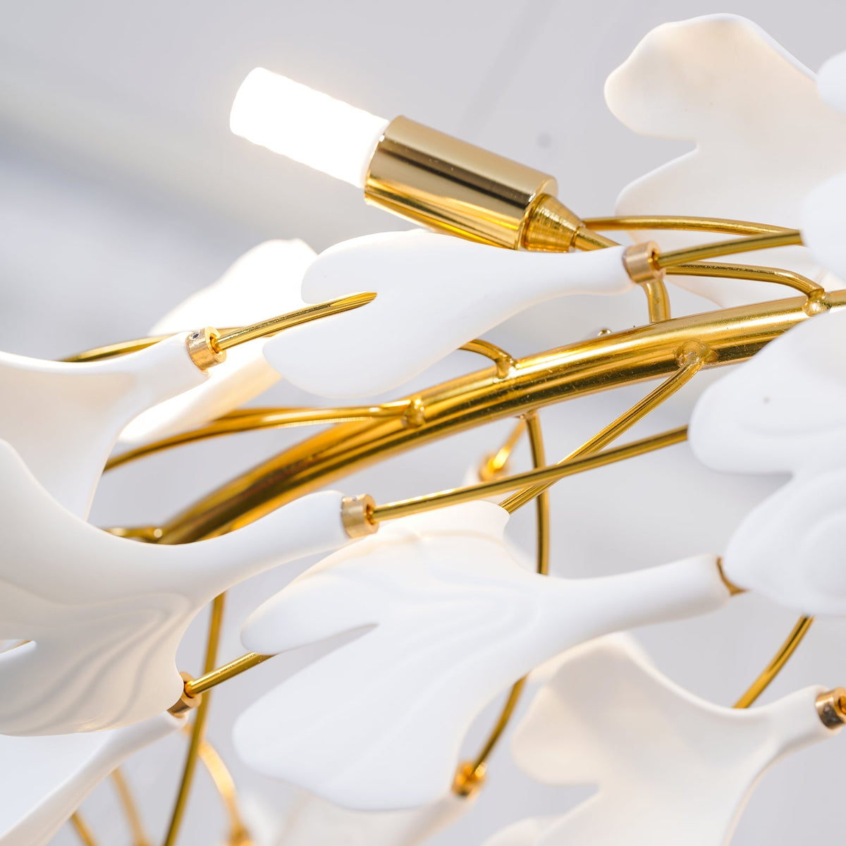 Olivia GinkLuxe Araña LED Dorada Moderna Metal/Cerámica