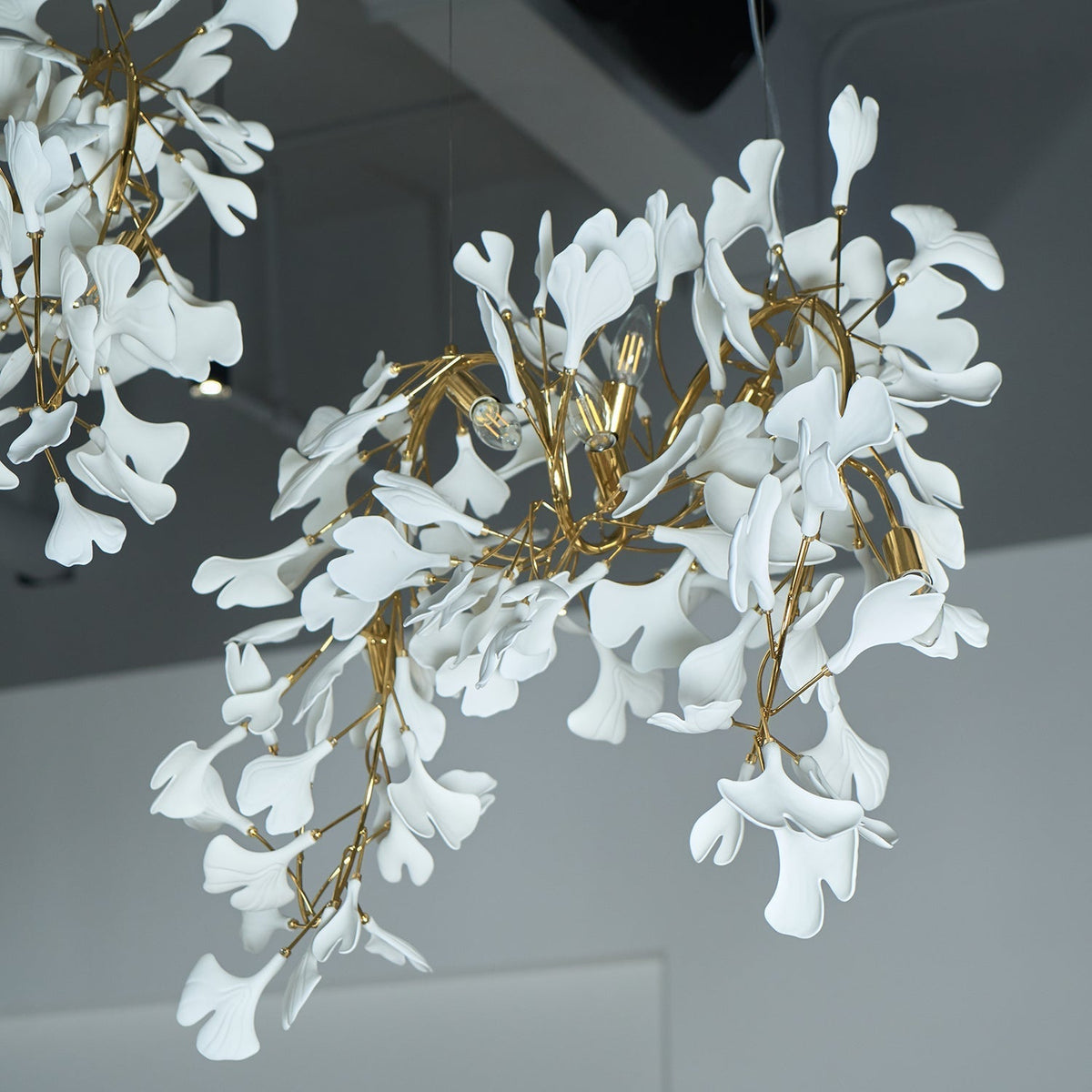 Ririxel lámpara colgante Gingko Pétalos de cerámica dorada