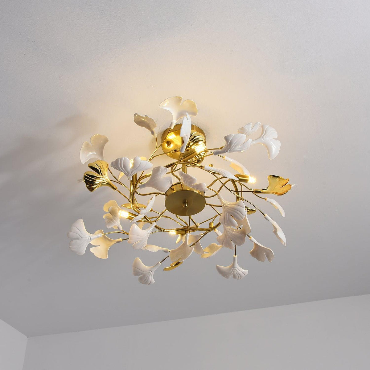 Auriora lámpara colgante Gingko con hojas de cerámica y acabado dorado
