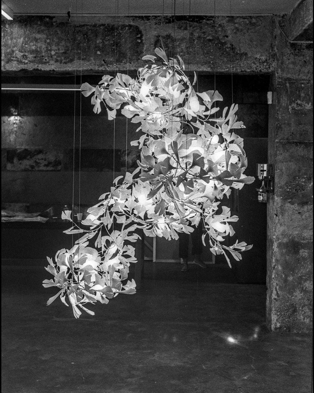 Sorvyn lámpara colgante Ginkgo de cerámica y latón floral