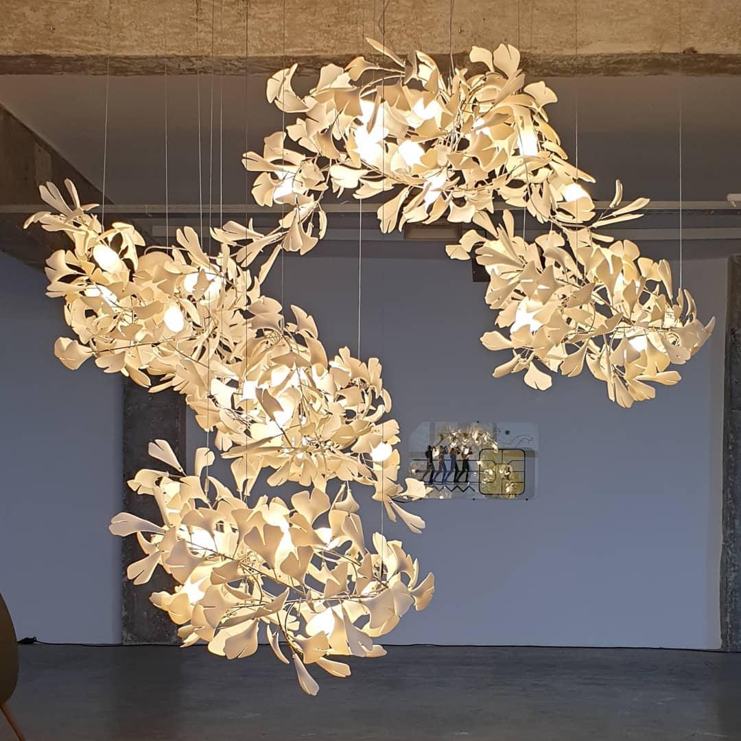 Sorvyn lámpara colgante Ginkgo de cerámica y latón floral