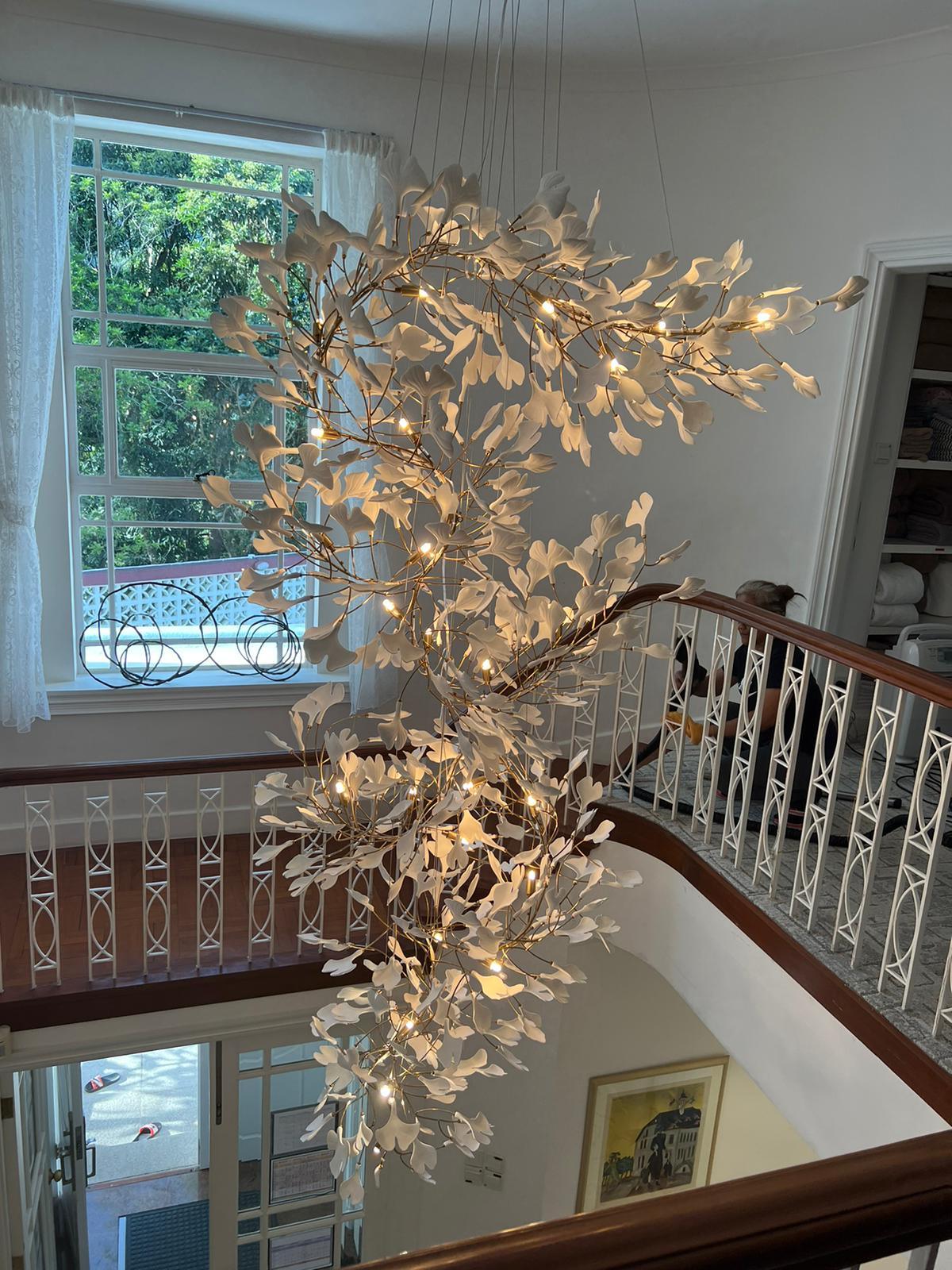 Sorvyn lámpara colgante Ginkgo de cerámica y latón floral