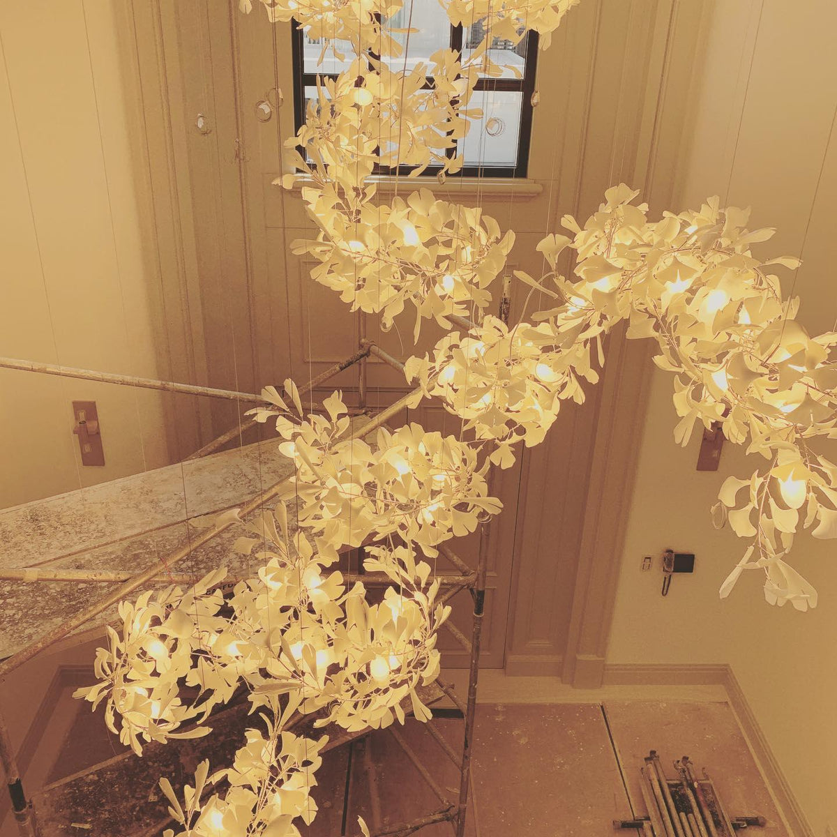 Ririxel lámpara colgante Gingko Pétalos de cerámica dorada