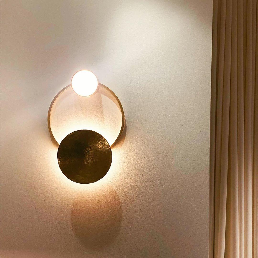 Elynis aplique de pared moderno en latón y vidrio