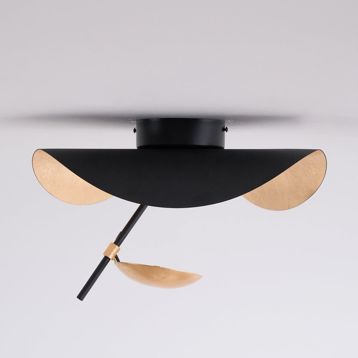 Solenena lámpara de techo Solena con abatidor curvado y interior dorado