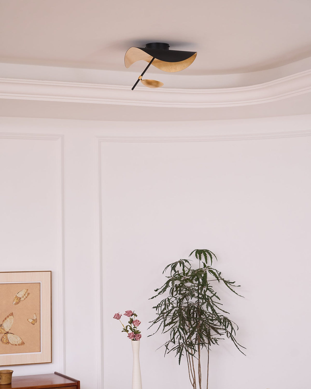 Solenena lámpara de techo Solena con abatidor curvado y interior dorado
