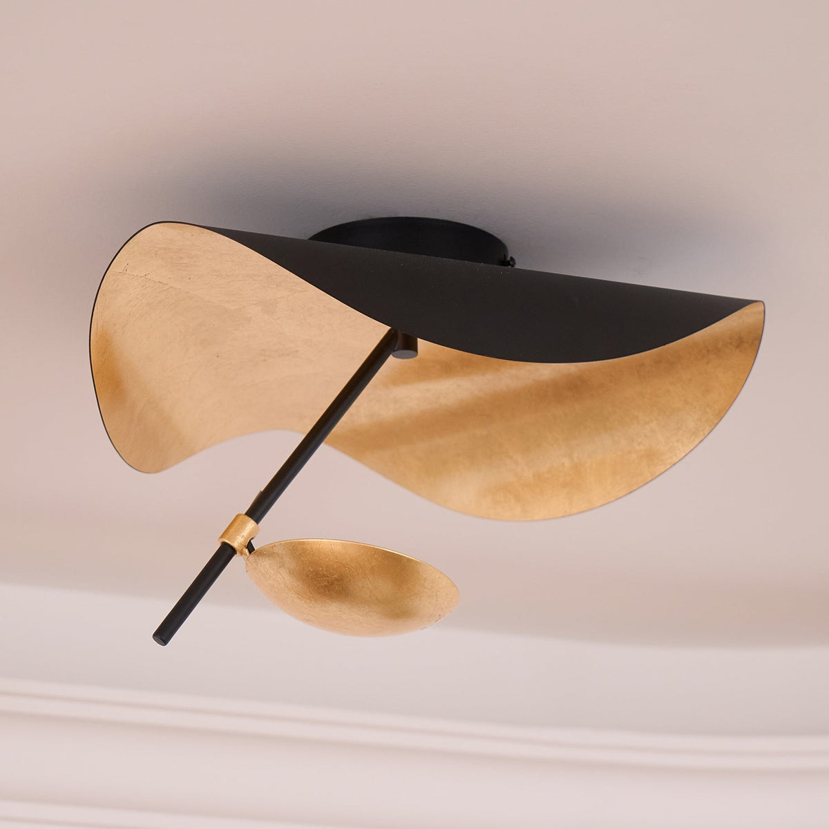Solenena lámpara de techo Solena con abatidor curvado y interior dorado