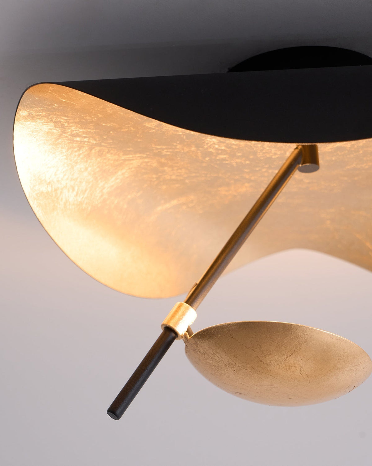 Solenena lámpara de techo Solena con abatidor curvado y interior dorado