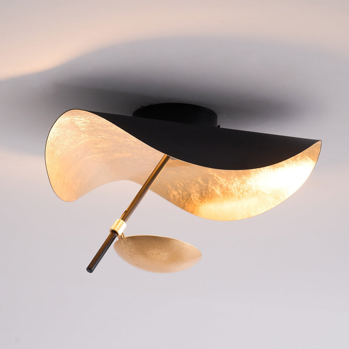 Solenena lámpara de techo Solena con abatidor curvado y interior dorado