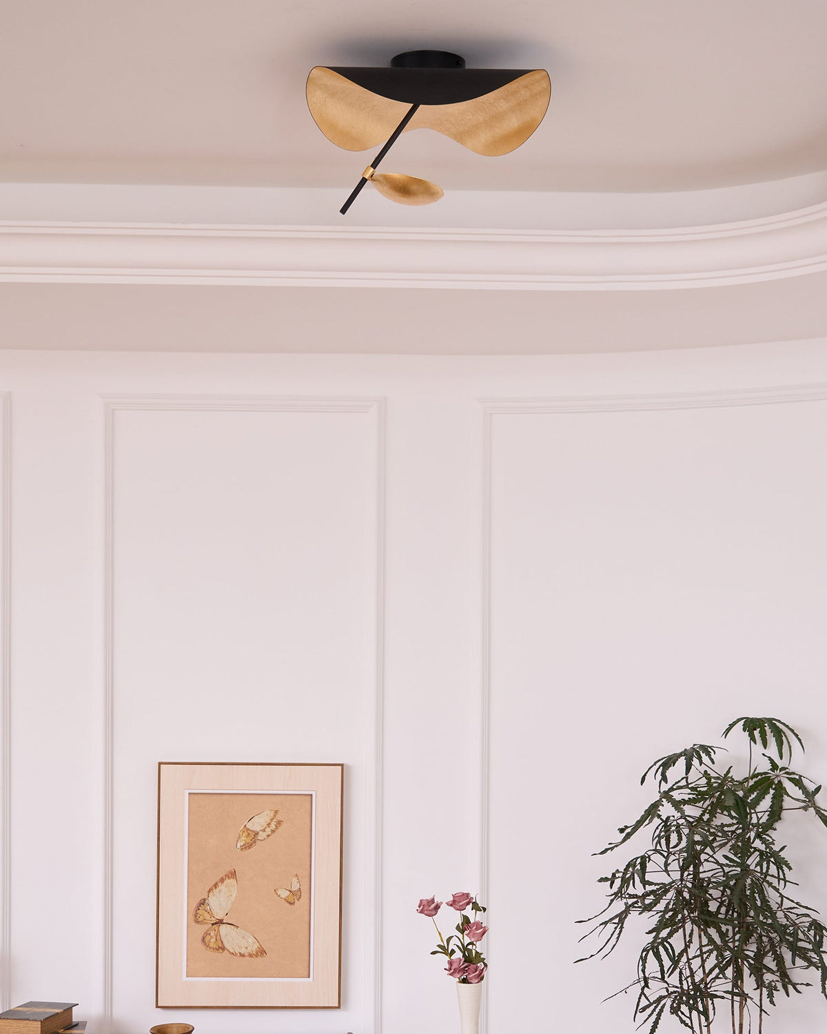 Solenena lámpara de techo Solena con abatidor curvado y interior dorado