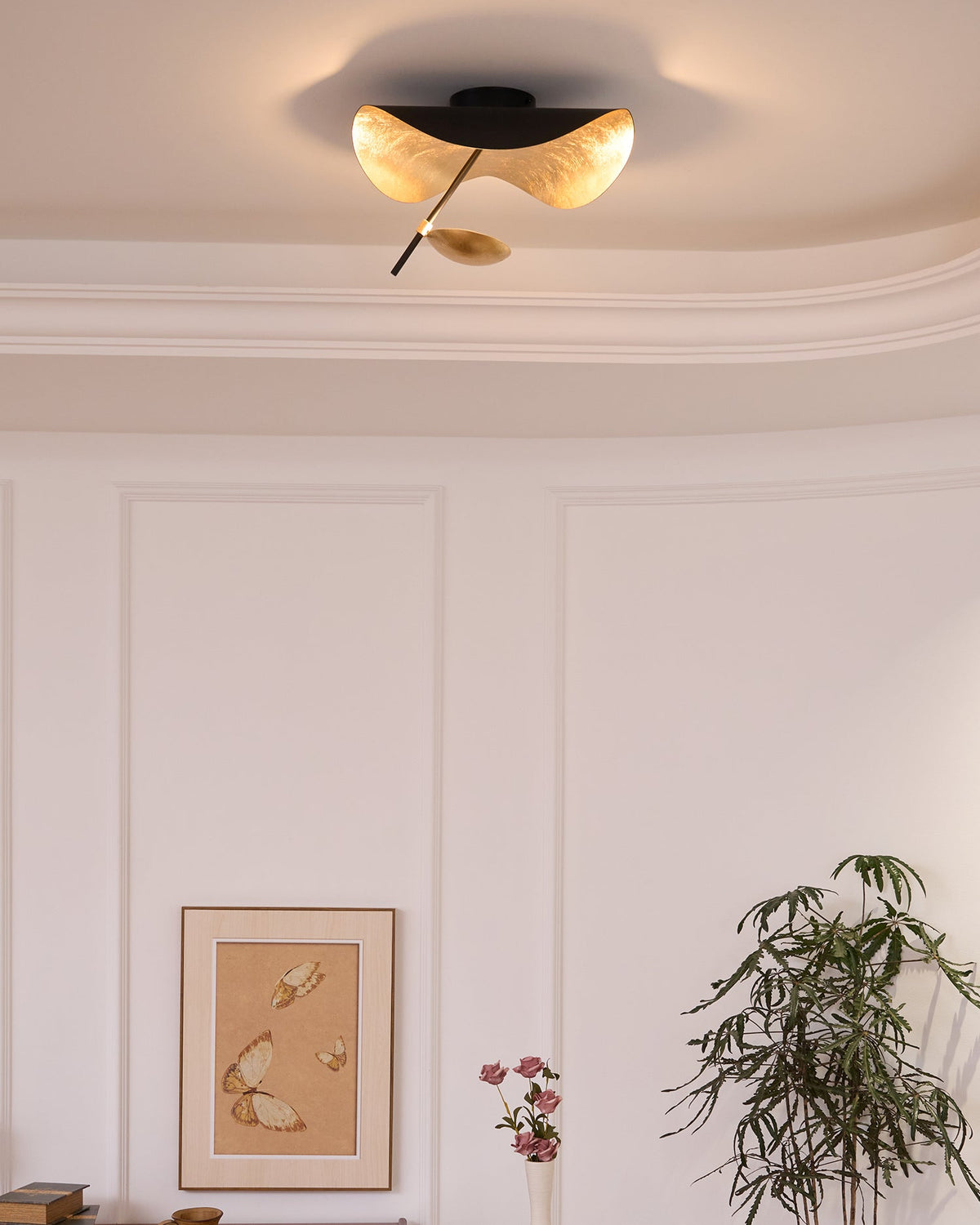 Solenena lámpara de techo Solena con abatidor curvado y interior dorado