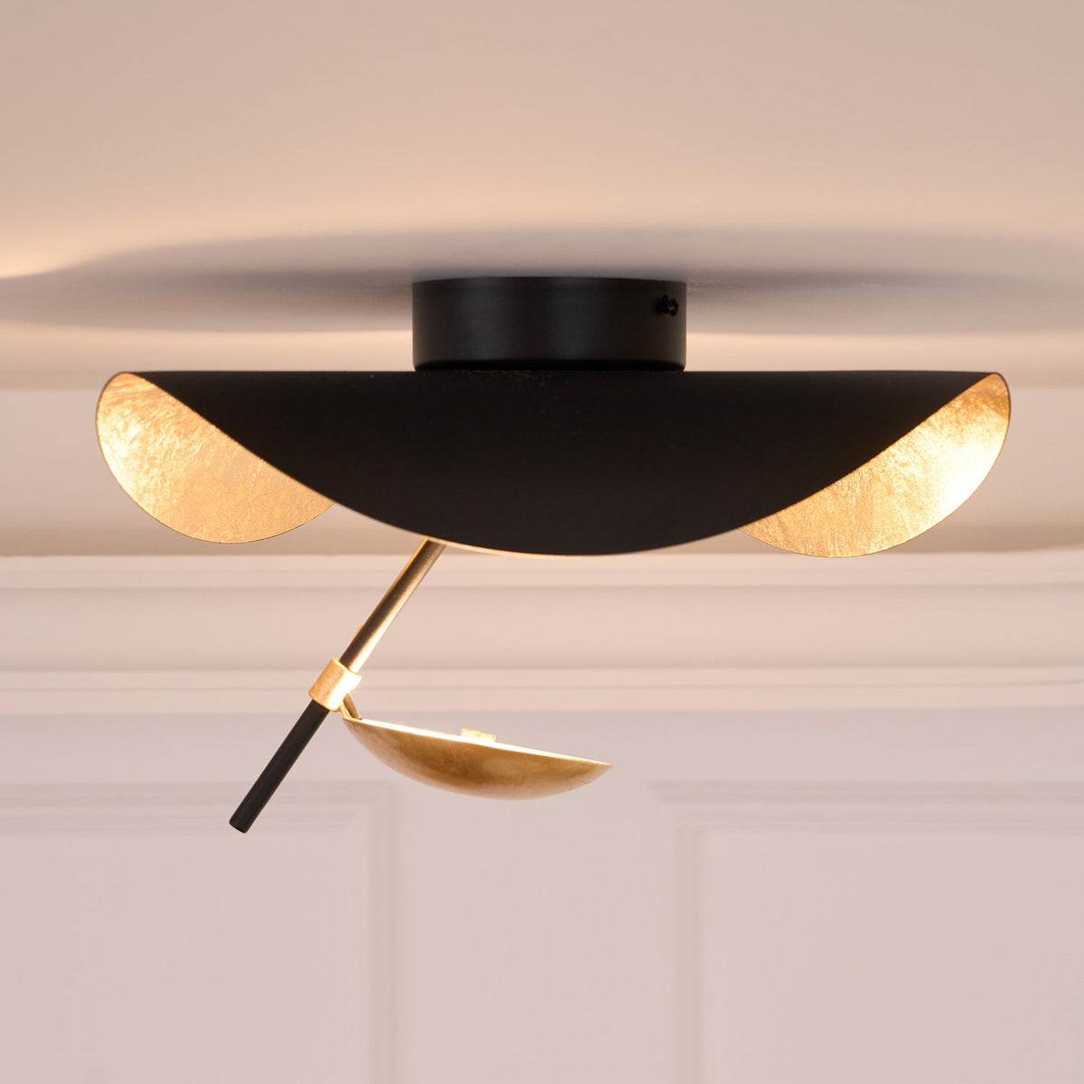 Solenena lámpara de techo Solena con abatidor curvado y interior dorado