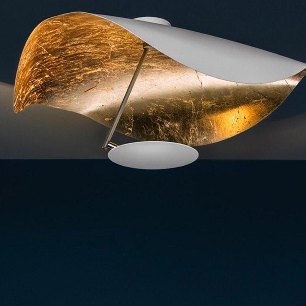 Solenena lámpara de techo Solena con abatidor curvado y interior dorado