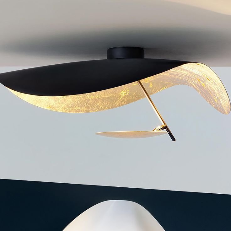 Solenena lámpara de techo Solena con abatidor curvado y interior dorado