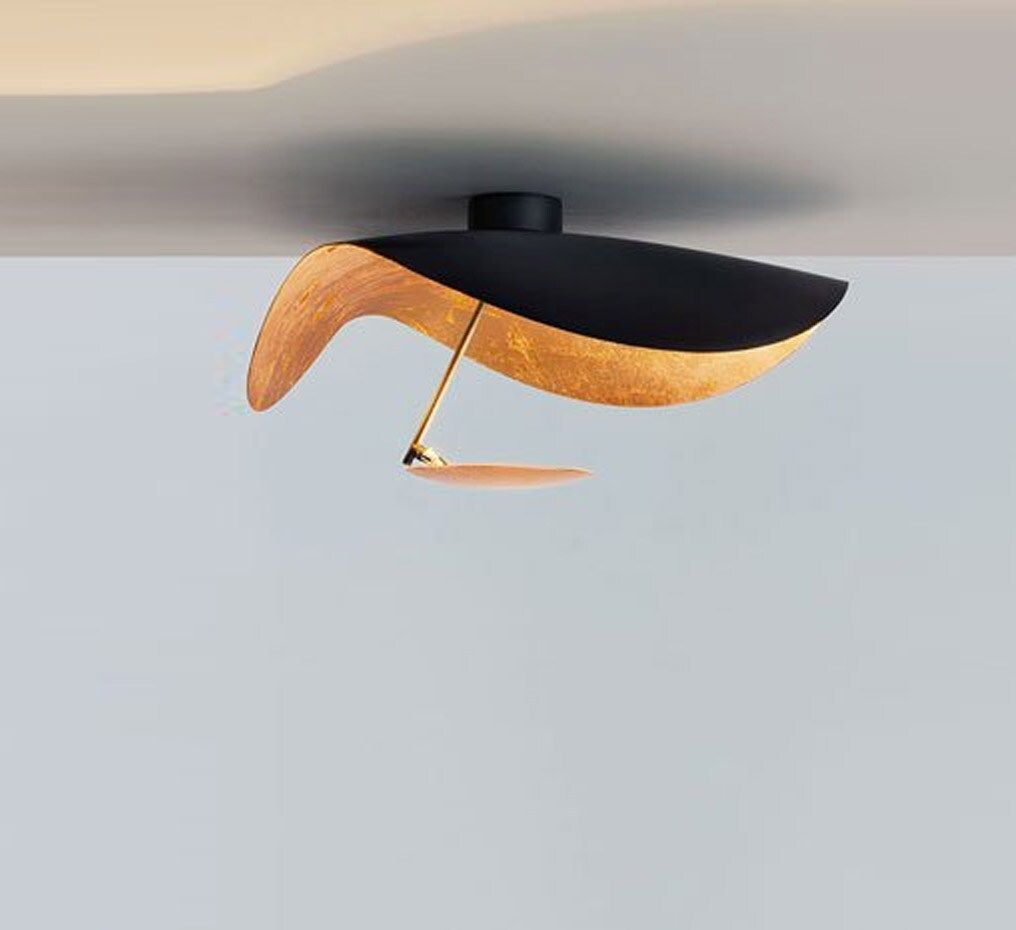 Solenena lámpara de techo Solena con abatidor curvado y interior dorado