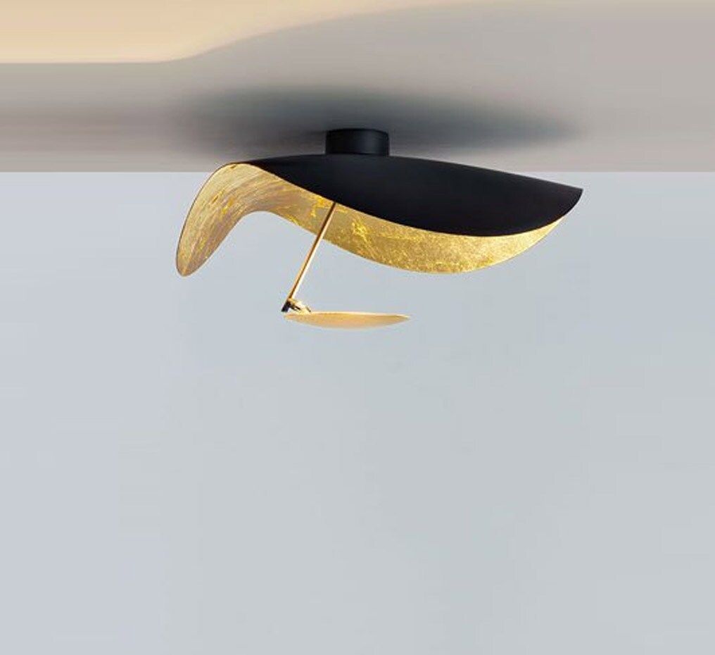 Solenena lámpara de techo Solena con abatidor curvado y interior dorado
