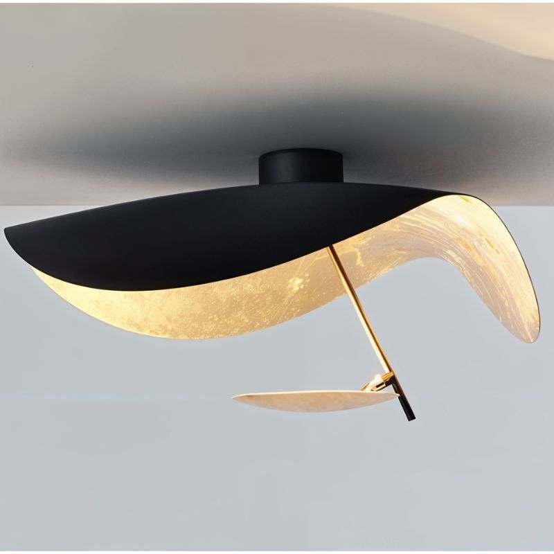 Solenena lámpara de techo Solena con abatidor curvado y interior dorado