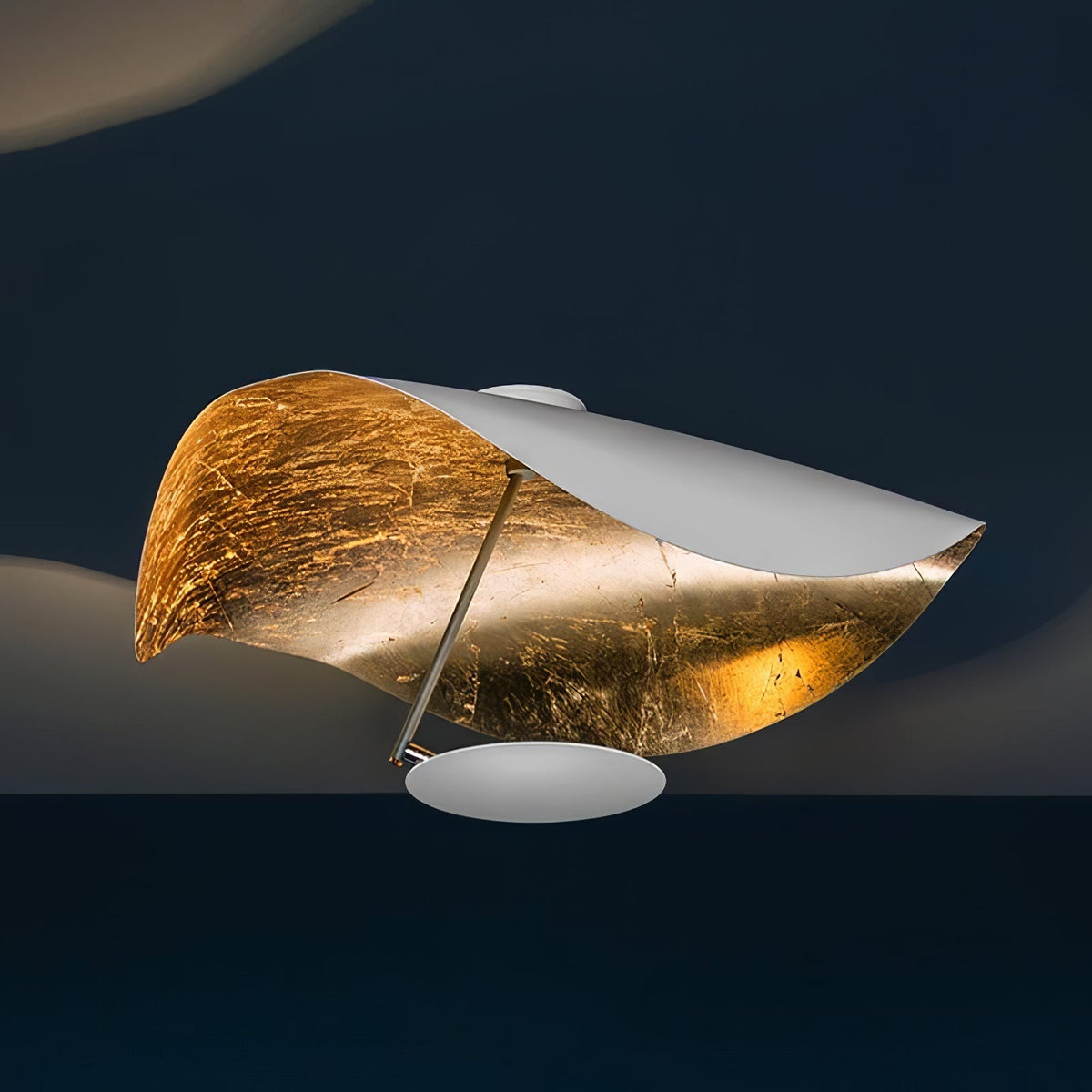 Solenena lámpara de techo Solena con abatidor curvado y interior dorado