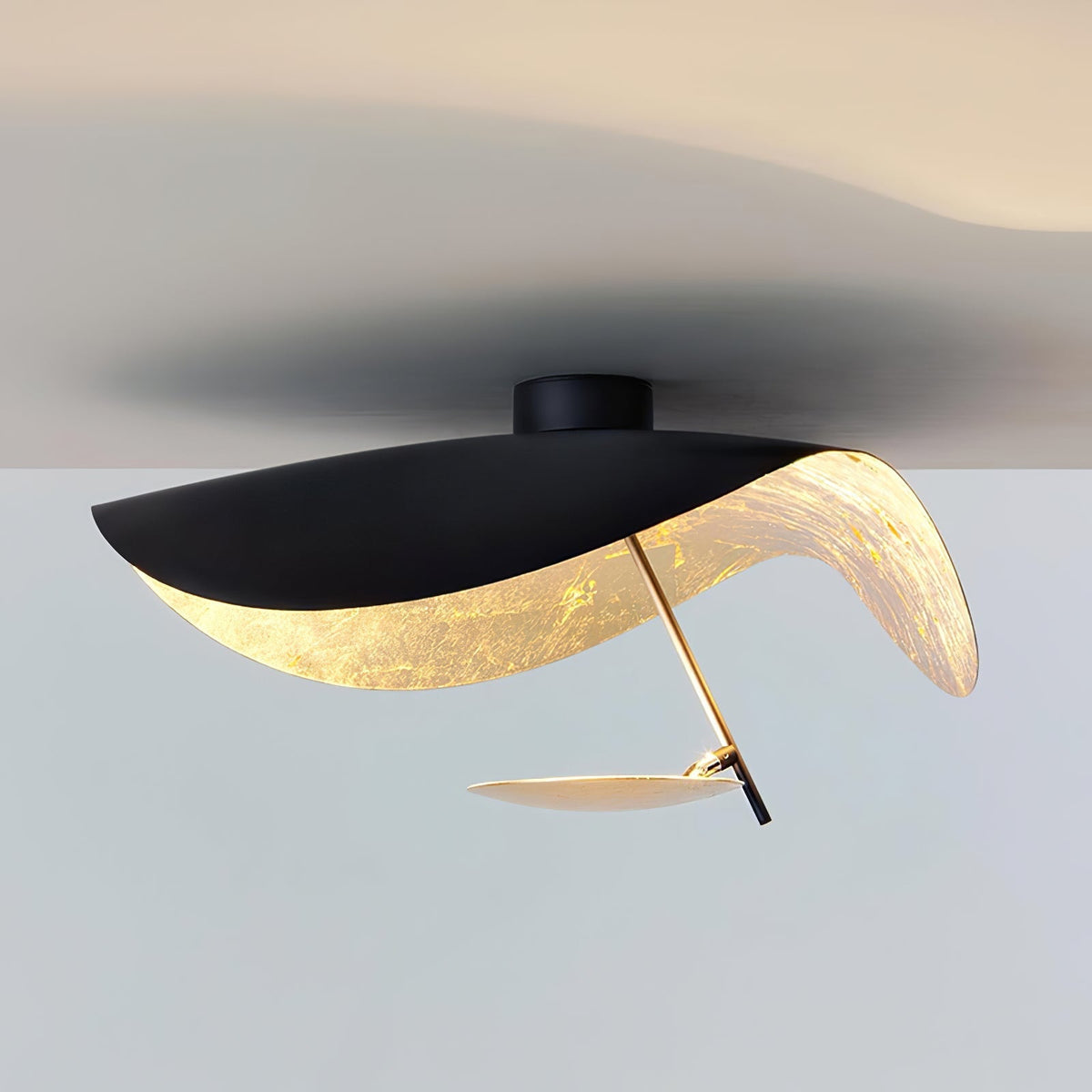 Solenena lámpara de techo Solena con abatidor curvado y interior dorado