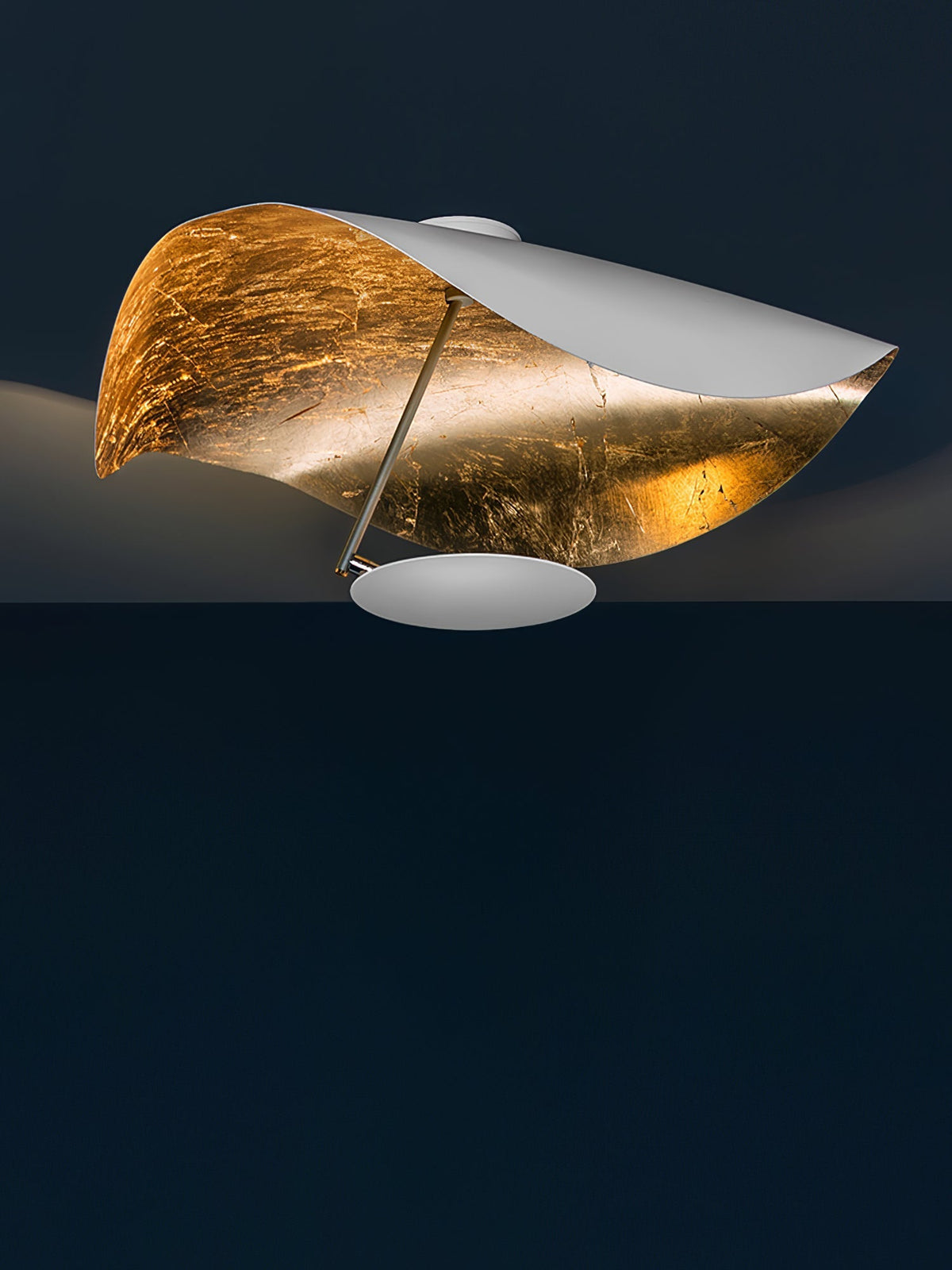 Solenena lámpara de techo Solena con abatidor curvado y interior dorado