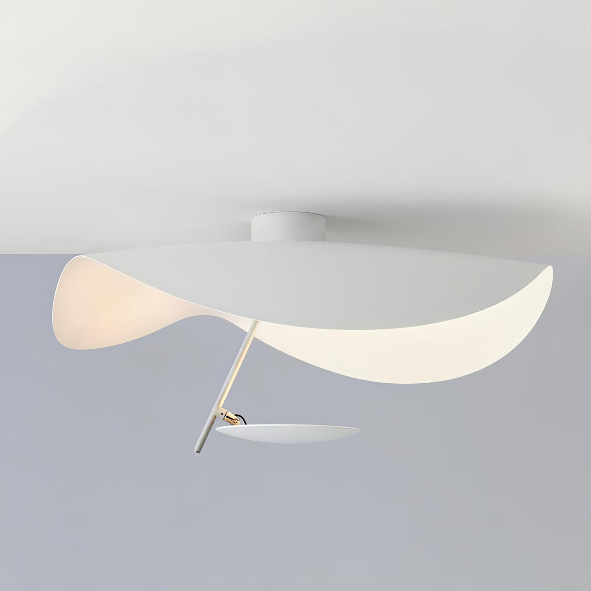 Solenena lámpara de techo Solena con abatidor curvado y interior dorado