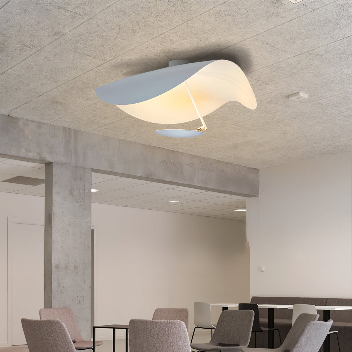 Solenena lámpara de techo Solena con abatidor curvado y interior dorado