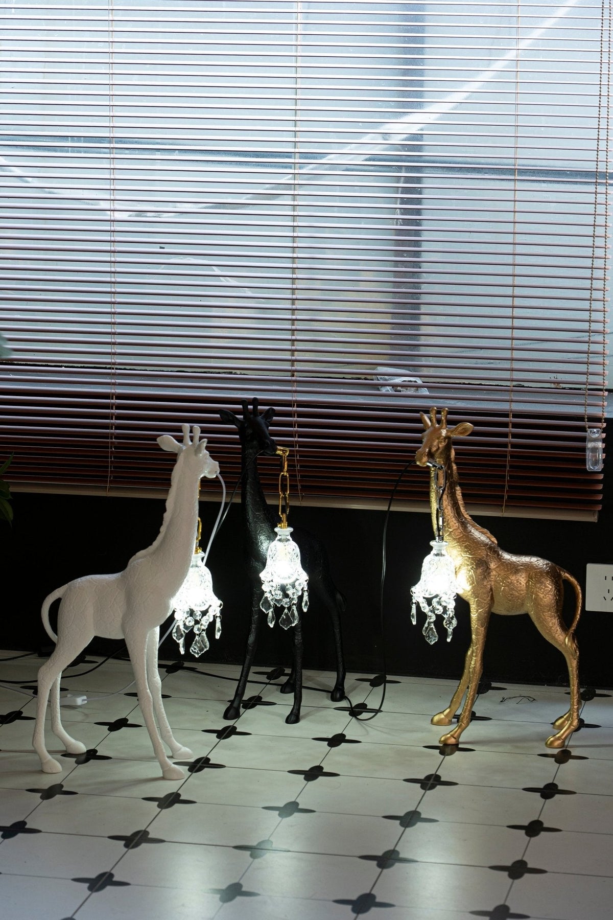 Fexl lámpara de pie de escultura Girafe Royale lujosa