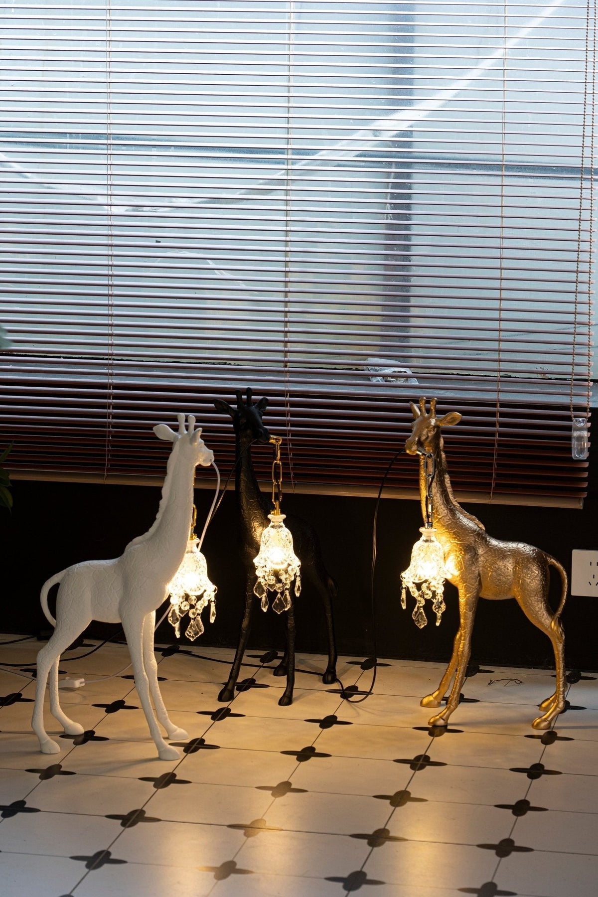 Fexl lámpara de pie de escultura Girafe Royale lujosa