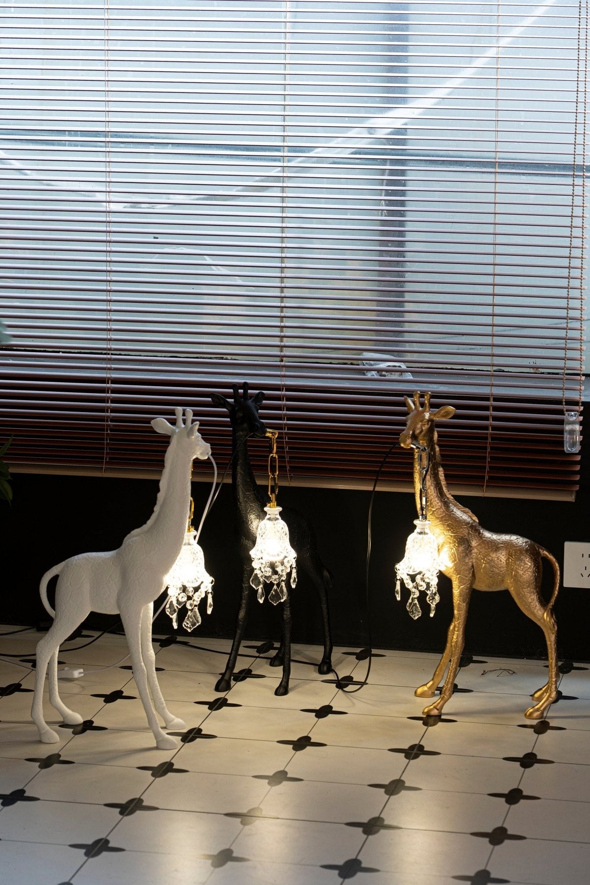 Fexl lámpara de pie de escultura Girafe Royale lujosa