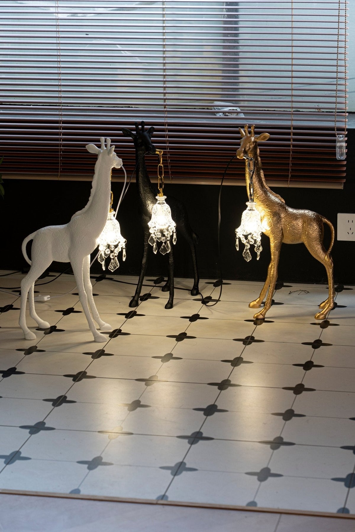 Fexl lámpara de pie de escultura Girafe Royale lujosa