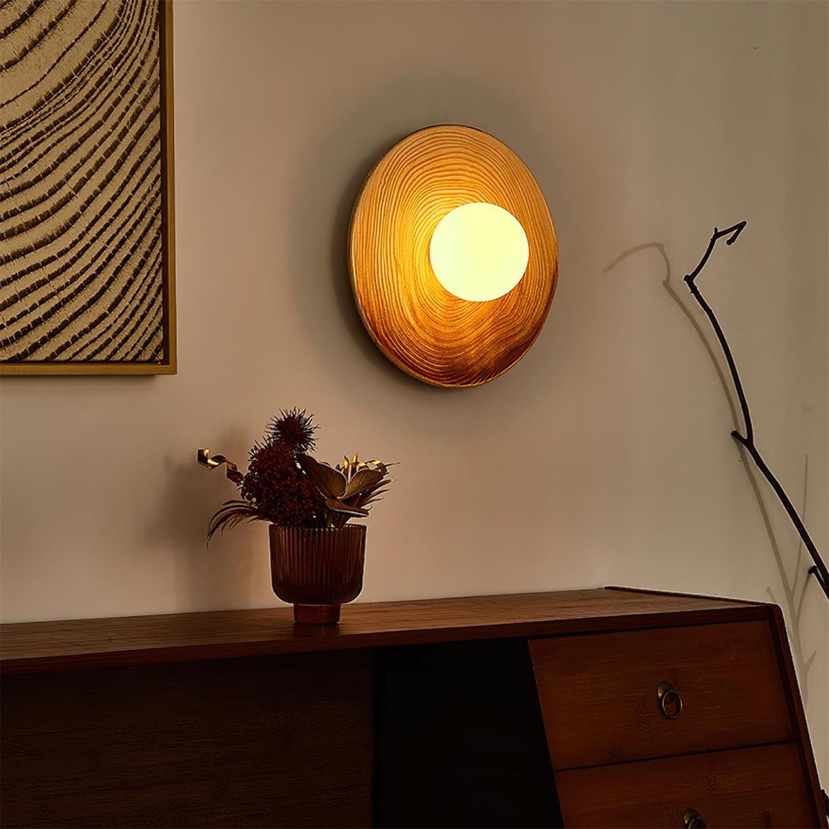 Aplique de pared moderno con disco de cerámica texturizada y acentos de madera