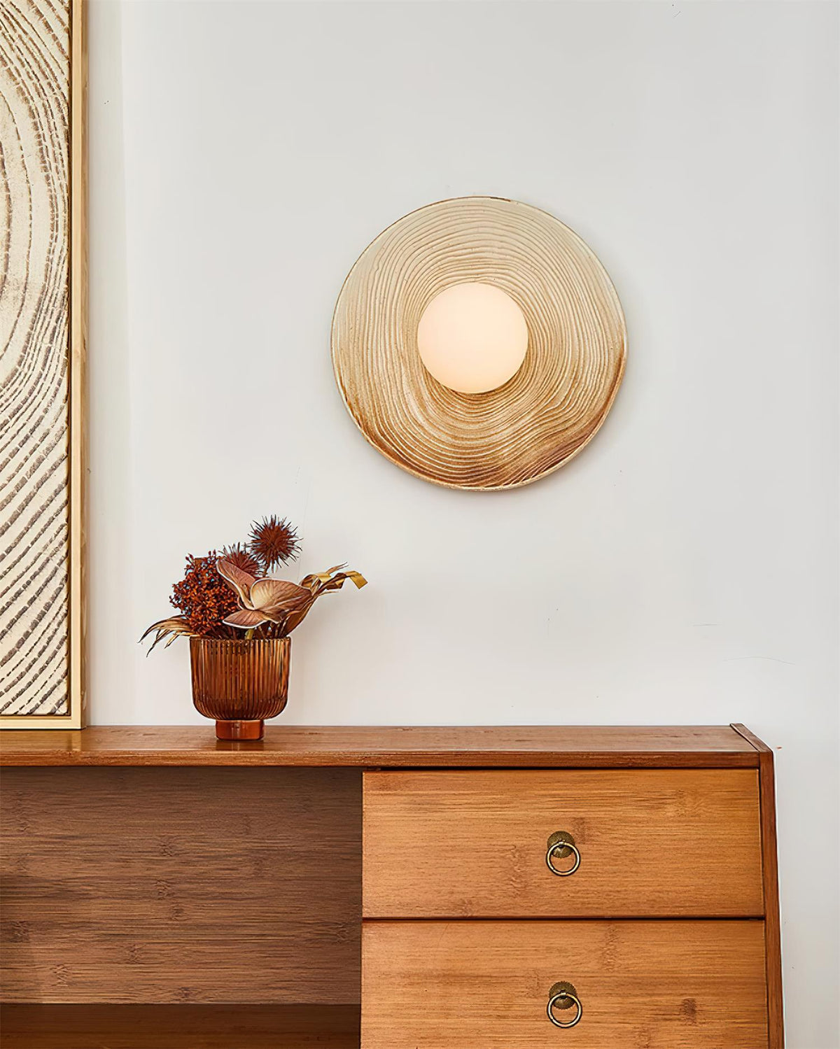 Aplique de pared moderno con disco de cerámica texturizada y acentos de madera