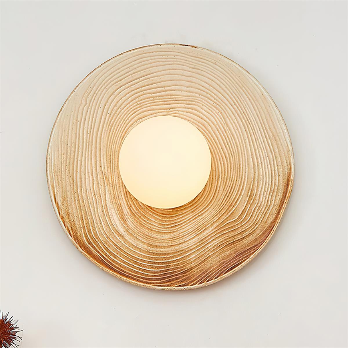 Aplique de pared moderno con disco de cerámica texturizada y acentos de madera