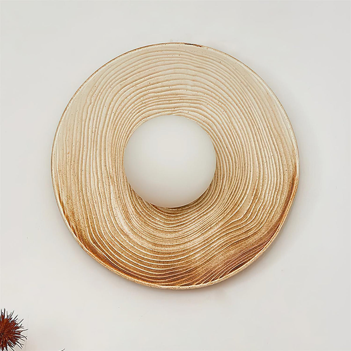 Aplique de pared moderno con disco de cerámica texturizada y acentos de madera