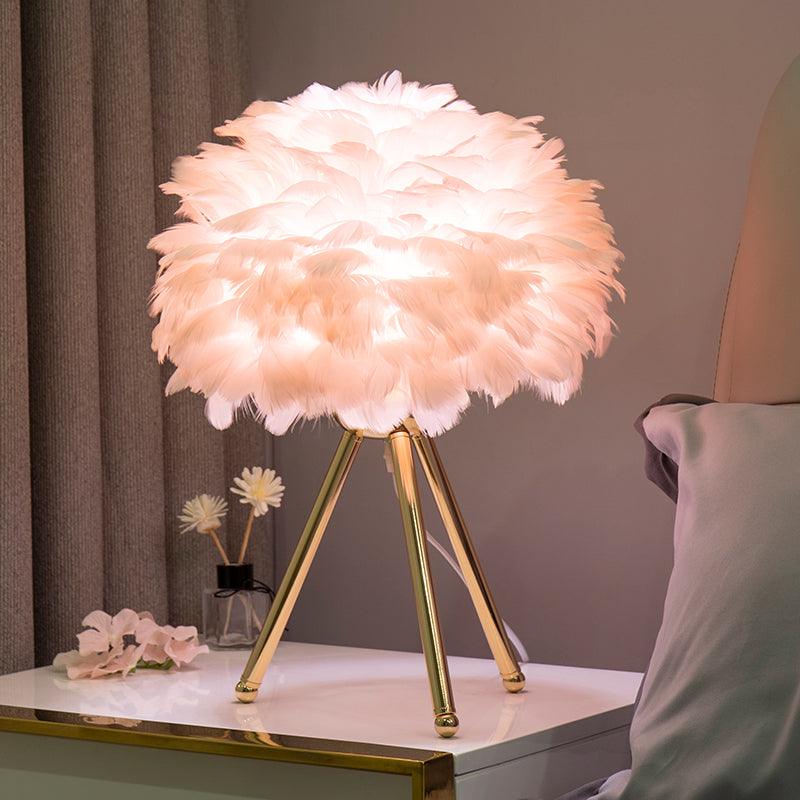 Nilo lámpara de mesa con detalles de pluma en estilo femenino