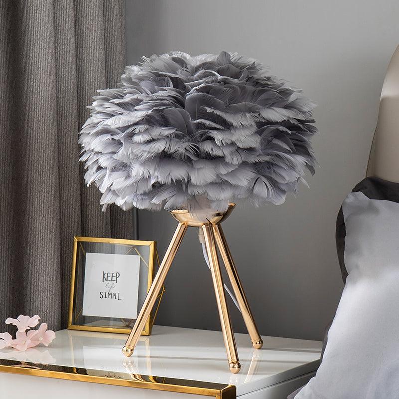 Nilo lámpara de mesa con detalles de pluma en estilo femenino