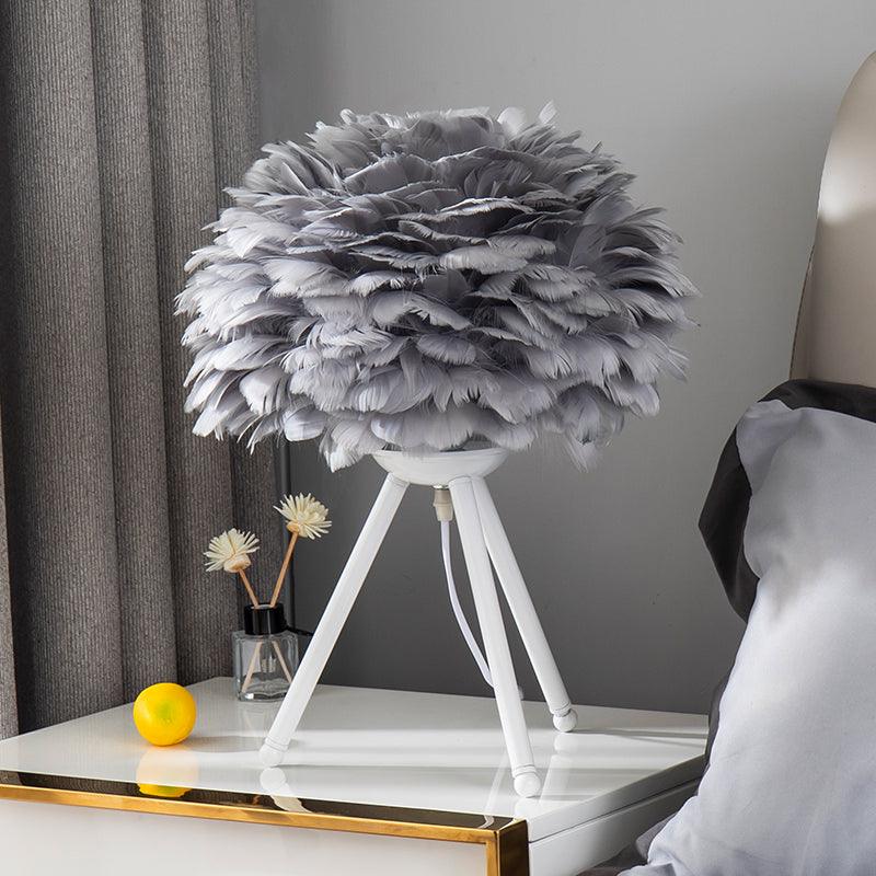 Nilo lámpara de mesa con detalles de pluma en estilo femenino