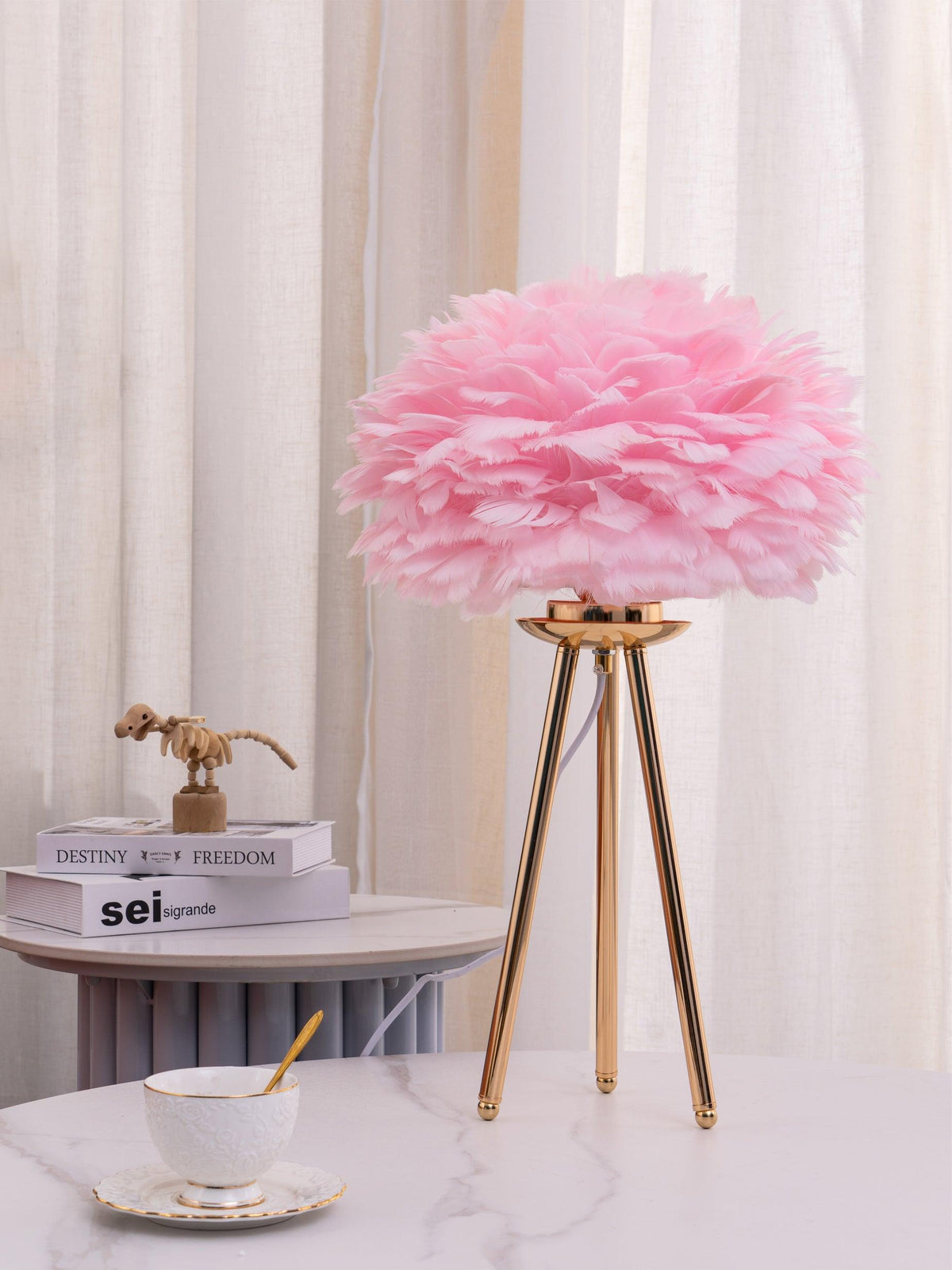Nilo lámpara de mesa con detalles de pluma en estilo femenino