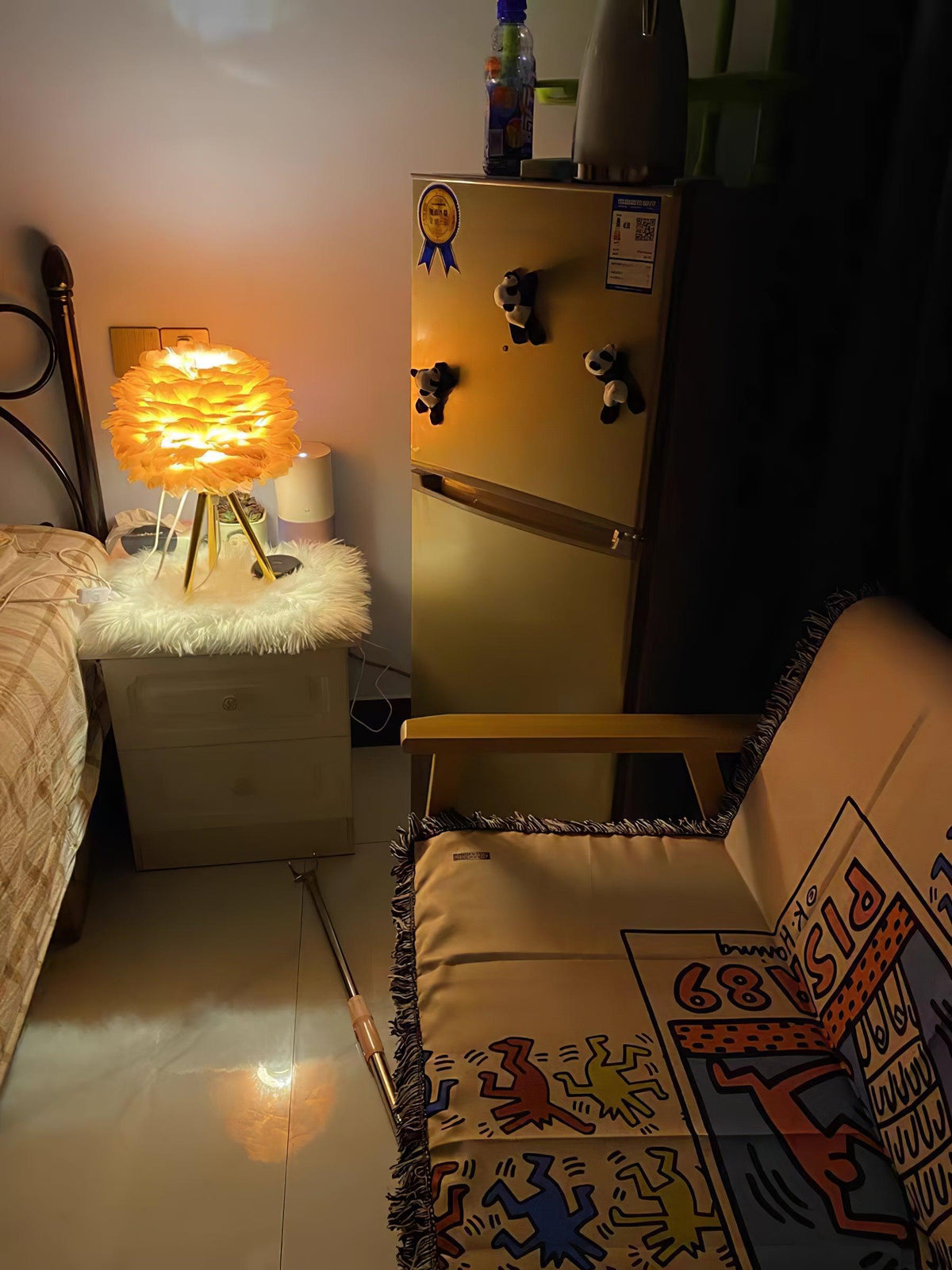 Nilo lámpara de mesa con detalles de pluma en estilo femenino
