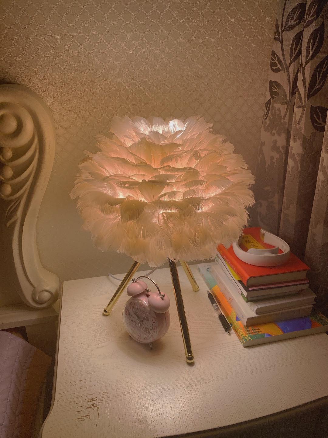 Nilo lámpara de mesa con detalles de pluma en estilo femenino